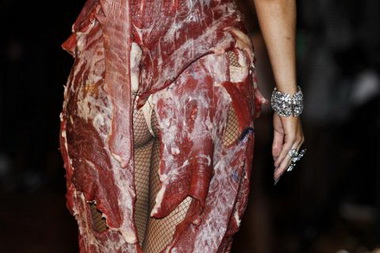 Леди Гага в платье из мяса