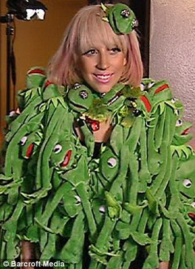 Леди Гага в платье из лягушек