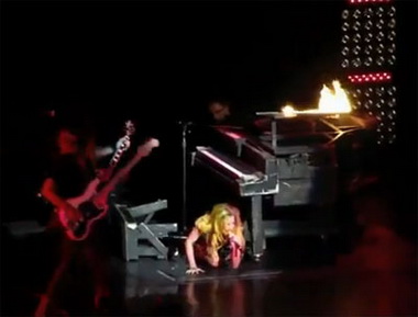 Леди Гага упала