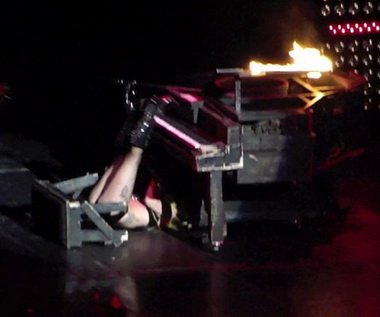 Леди Гага упала