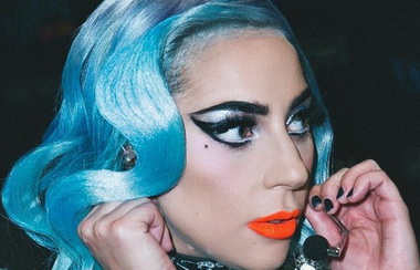 Леди Гага с синими волосами.